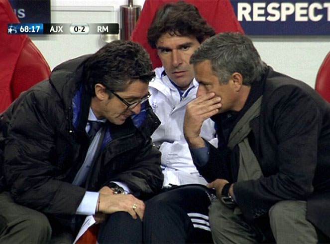 23 novembre 2010. Mourinho parla con Chendo; in Champions scoppia il caso delle espulsioni di Xabi Alonso e Ramos